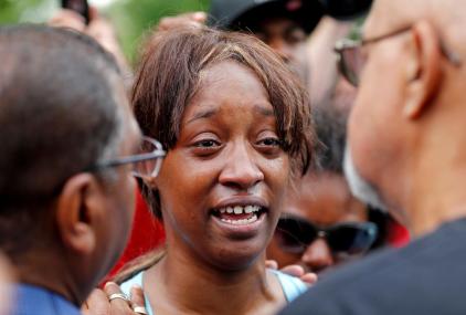 Diamond Reynolds weeps after she recounts the incidents that led to the fatal shooting of her boyfriend Philando Castile by Minneapolis area police during a traffic stop on Wednesday, at a "Black Lives Matter" demonstration in front of the Governor's Mansion in St. Paul, Minnesota, U.S., July 7, 2016. REUTERS/Eric Miller TPX IMAGES OF THE DAY